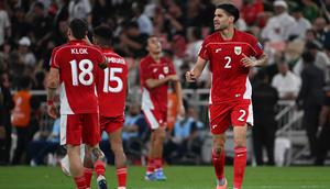 Indonesia unggul lebih dulu pada menit ke-11 lewat eksekusi penalti yang sempurna Kevin Diks. Tampak dalam foto, pemain Indonesia, Kevin Diks (kanan) merayakan gol pada pertandingan pertama Grup B Putaran 4 Kualifikasi Piala Dunia 2026 zona Asia melawan Arab Saudi di Stadion Alinma Bank, King Abdullah Sports City, Jeddah, Arab Saudi, Rabu 8 Oktober 2025 waktu setempat atau Kamis (9/10/2025) dini hari WIB. (AP Photo)