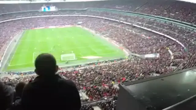 Berikut video amatir dari fans Manchester United kala Jesse Lingard membawa Setan Merah meraih trofi Piala FA.