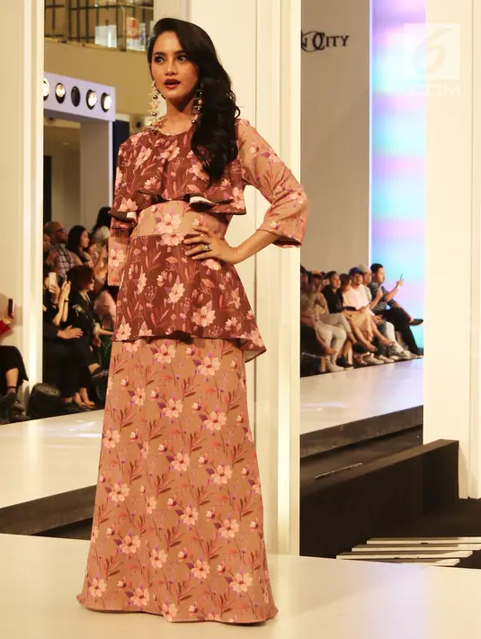 Artis Ririn Ekawati memperagakan busana karya perancang Tities Sapoetra dalam Fashion Nation 2018, Jakarta, Jumat (20/4/). (Liputan6.com/Herman Zakharia)