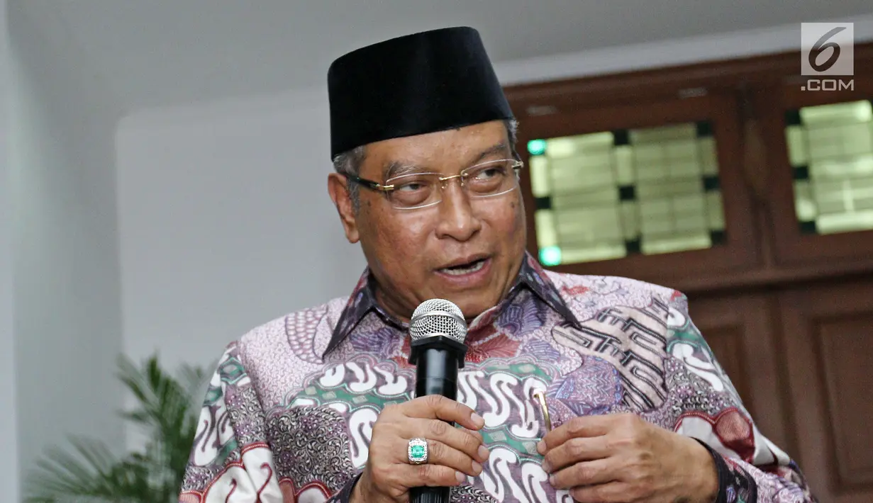 Ketua Umum PBNU Said Aqil Siradj memberikan keterangan pers bahas pilgub Jatim dan pembangunan masjid Lenteng Agung usai pertemuan tertutup dengan Ketua Umum PDI Perjuangan Megawati Soekarnoputri di Jakarta, Sabtu (14/10). (Liputan6.com/Herman Zakharia)