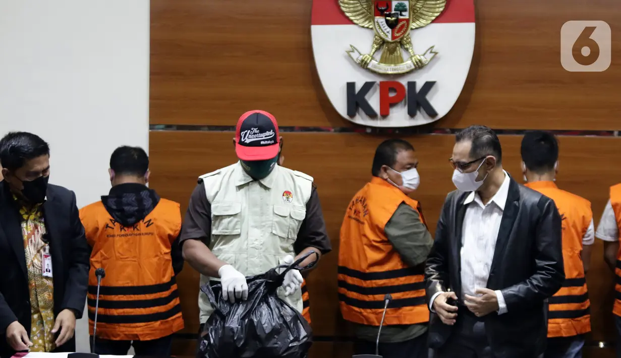 Petugas menunjukkan barang bukti hasil OTT Bupati Langkat, Terbit Rencana Perangin Angin saat rilis penahanan tersangka di Gedung KPK, Jakarta, Kamis (20/1/2022). KPK resmi menahan Bupati Langkat, Terbit Rencana Perangin Angin dan menyita uang sebesar Rp 786 juta. (Liputan6.com/Helmi Fithriansyah)