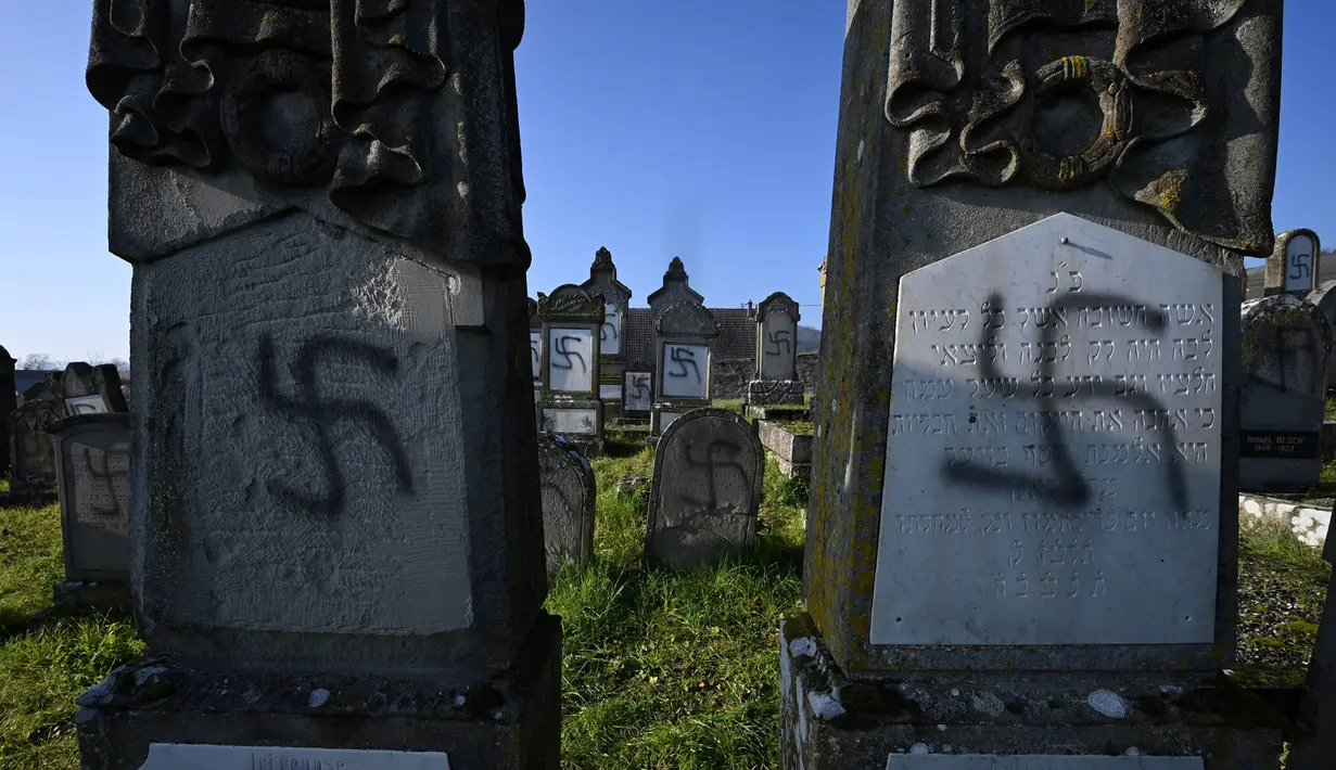 Lambang swastika Nazi pada nisan di pemakaman Yahudi, Westhoffen, dekat Strasbourg, Prancis, Rabu (4/12/2019). Sedikitnya 107 makam menjadi sasaran vandalisme dengan dicoreti lambang swastika Nazi. (AFP/Patrick Hertzog)