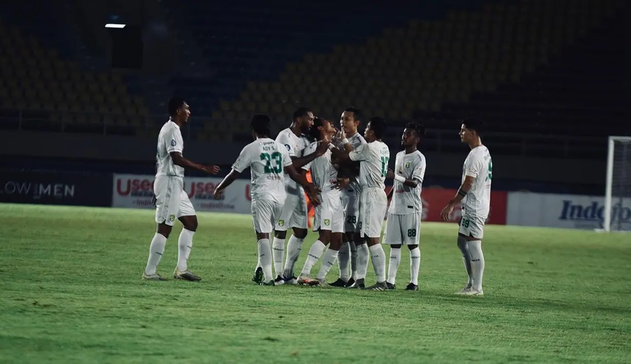 Gol pemain nomor punggung 7 Persebaya Surabaya ini terasa istimewa karena dicetak ke gawang Arema FC. Gol perdana Marselino pun penuh dengan emosional yang membuat rekan setimnya ikut merayakan dan memberi selamat. (Liputan6.com/IG/@marselinoferdinan10)