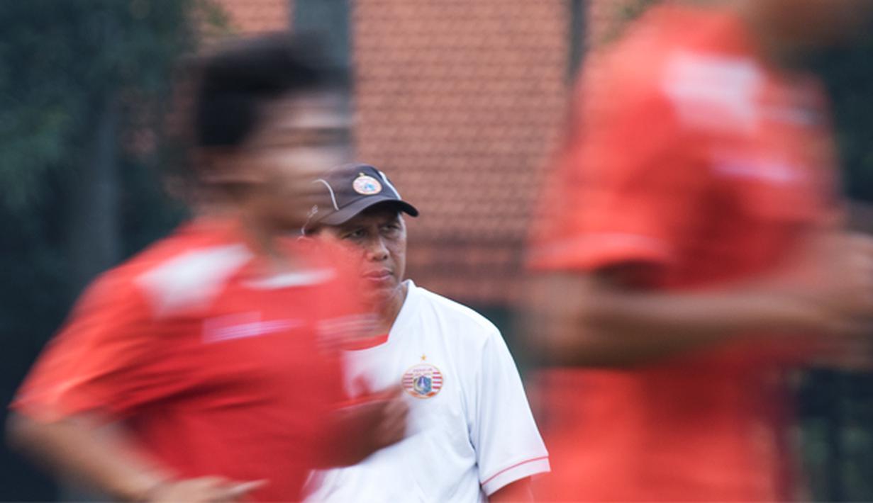 Pelatih Rahmad Darmawan (tengah) memimpin latihan perdana Persija Jakarta jelang Piala Presiden 2015 di Lapangan Yon Zikon 13, Jakarta, Selasa (18/8/2015). (Bola.com/Vitalis Yogi Trisna)