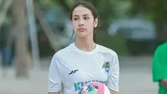 Kali ini, Anya mengunggah keseruan saat dirinya bermain voli pantai. Sama seperti unggahan lainnya, unggahan pemain web series Layangan Putus saat bermain voli pantai pun sukses menyedot perhatian warganet. (Liputan6.com/IG/@anyageraldine)