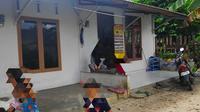 Rumah kontrakan terduga teroris di Pekanbaru yang digrebek Densus 88 Mabes Polri. (Liputan6.com/M Syukur)