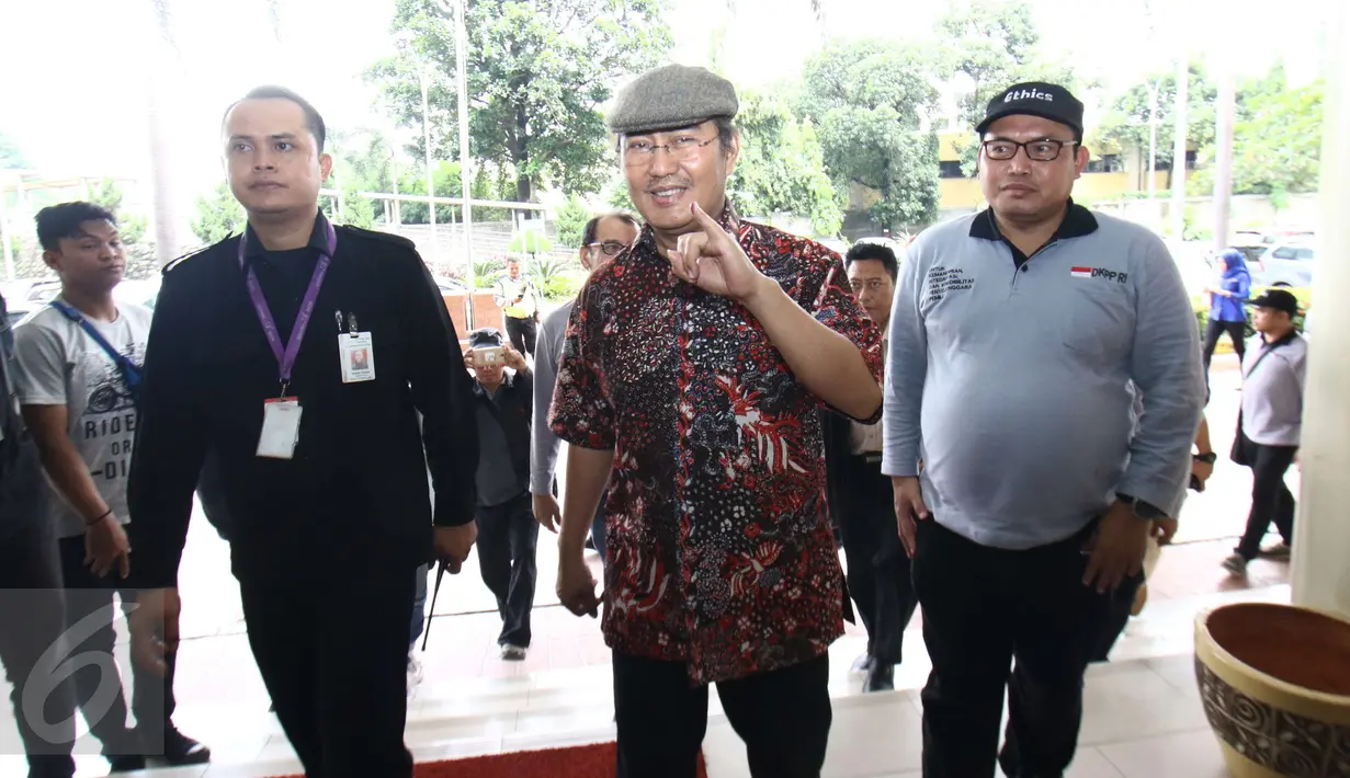 Ketua DKPP RI, Jimly Asshiddiqie menunjukkan tinta pemilihan Pilkada DKI 2017 sebelum masuk memantau TPS 15 di Rumah Sakit Cipto Mangunkusumo (RSCM) Jakarta Pusat, Rabu (15/2). (Liputan6.com/Helmi Afandi)