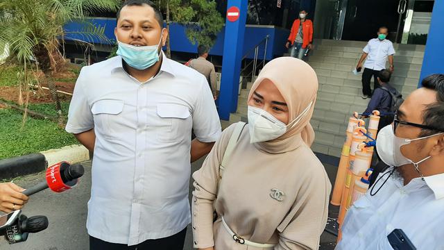 Selebgram Marissya Icha didampingi penasihat hukum, Ahmad Ramzy melaporkan Medina Zein ke Polda Metro Jaya.