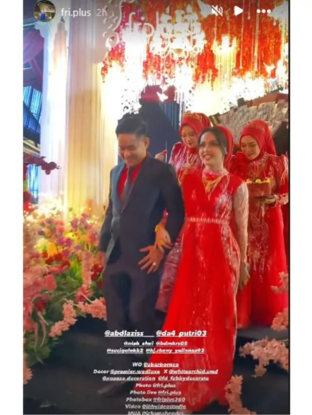 8 Potret Putri Isnari di Pernikahan Kakak Ipar, Memukau Pakai Busana Merah