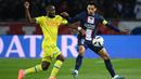 Penyerang Nantes, Igniatus Ganago (Kiri) bersaing dengan bek Paris Saint-Germain atau PSG, Marquinhos pada pekan ke-26 Ligue 1 atau Liga Prancis 2022-2023 di Parc des Princes, Minggu (5/3/2023) dini hari WIB. Bagi PSG hasil ini juga menjadi persiapan baik untuk menyongsong laga besar. (FRANCK FIFE / AFP)