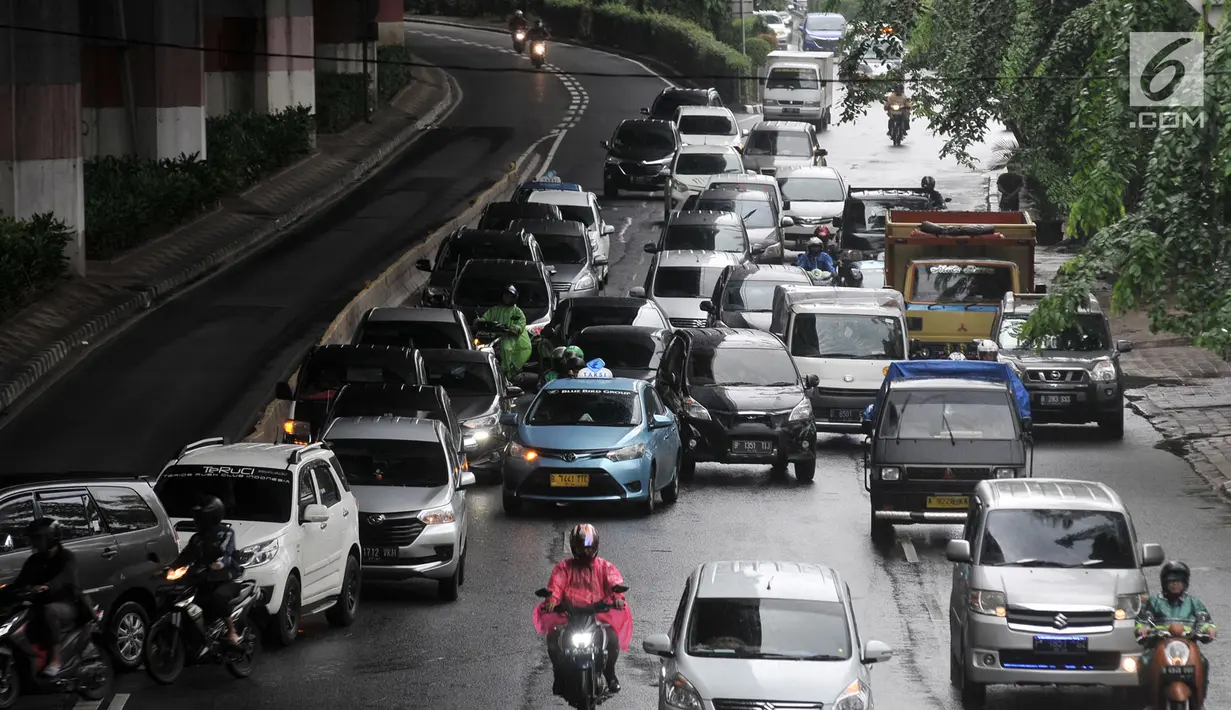 Kendaraan melintas di Jalan Ahmad Yani, Jakarta, Senin (25/6). Sistem ganjil genap untuk mobil pribadi akan diterapkan di antaranya Jalan S. Parman-Gatot Subroto-MT Haryono-DI Panjaitan-Ahmad Yani-Simpang Coca Cola. (Merdeka.com/Iqbal Nugroho)