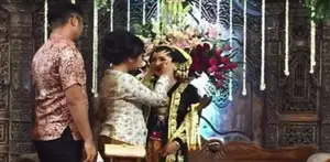 Pengantin Pria Sakit, Wanita Ini Tegar Bediri Sendiri di Pelaminan, Mengharukan