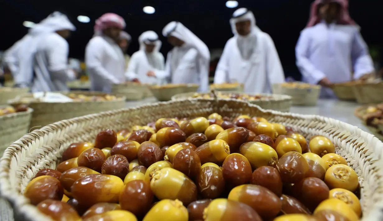 Para juri mendiskusikan kualitas kurma Dabbas selama Festival tahunan Kurma Liwa  di kota Liwa, Abu Dhabi pada Rabu (17/7/2019). Festival yang rutin diadakan setiap tahun ini biasanya dihadiri oleh ribuan orang lebih turis mancanegara dan pengunjung lokal.  (AP Photo/Kamran Jebreili)