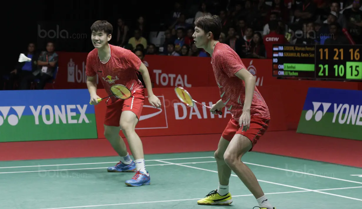 Ganda putra China, Li Junhui/Liu Yuchen, saat melawan wakil  Indonesia, Kevin Sanjaya/Marcus Gideon pada laga Indonesia Masters 2018 di Istora Senayan, Minggu (28/1/2018). Kevin /Marcus menang 11-21, 21-10, dan 21-16. (Bola.com/M Iqbal Ichsan)