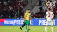 Pemain timnas Indonesia, Marselino Ferdinan (kanan) digendong rekan Jay Idzes usai pertandingan keenam Grup C pada putaran ketiga Kualifikasi Piala Dunia 2026 zona Asia melawan Arab Saudi di Stadion Gelora Bung Karno (GBK) Jakarta, Selasa (19/11/2024). (Liputan6.com/Herman Zakharia)