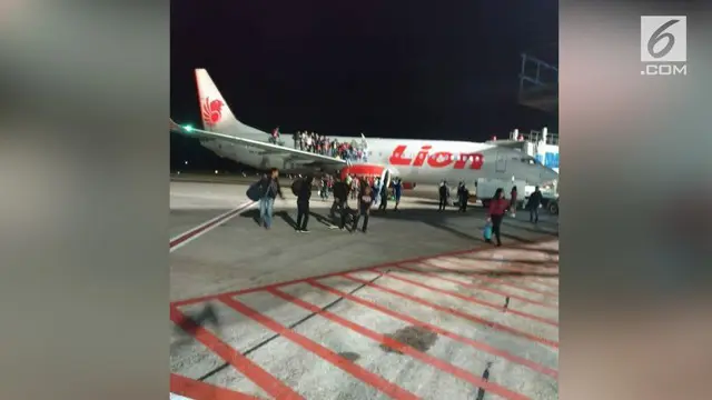 VIDEO: Heboh Ada Bom, Penumpang Lompat dari Sayap Pesawat