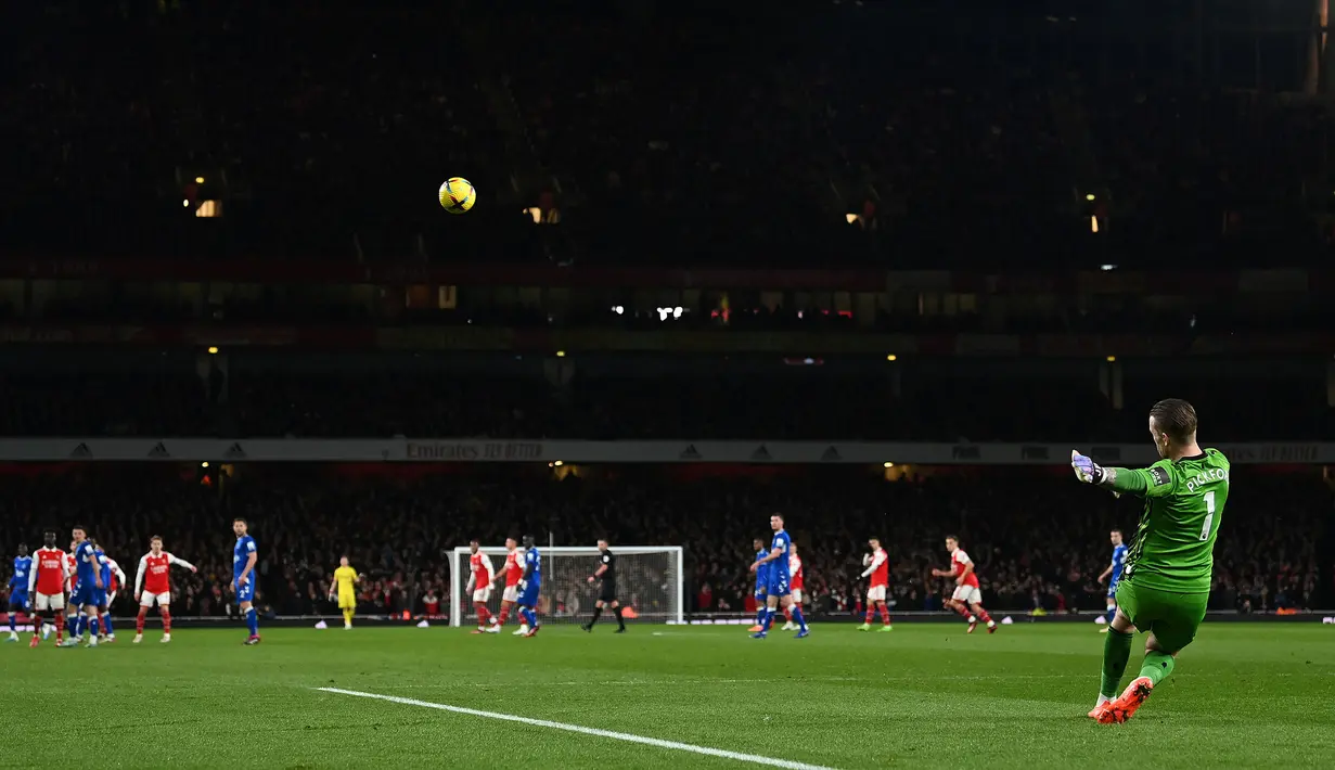 Kiper Everton, Jordan Pickford melakukan tendangan gawang pada laga lanjutan Liga Inggris 2022/2023 melawan Arsenal yang berlangsung di Emirates Stadium, London, Kamis (02/03/2023) WIB. Arsenal berhasil menang telak dengan skor 4-0. (AFP/Glyn Kirk)