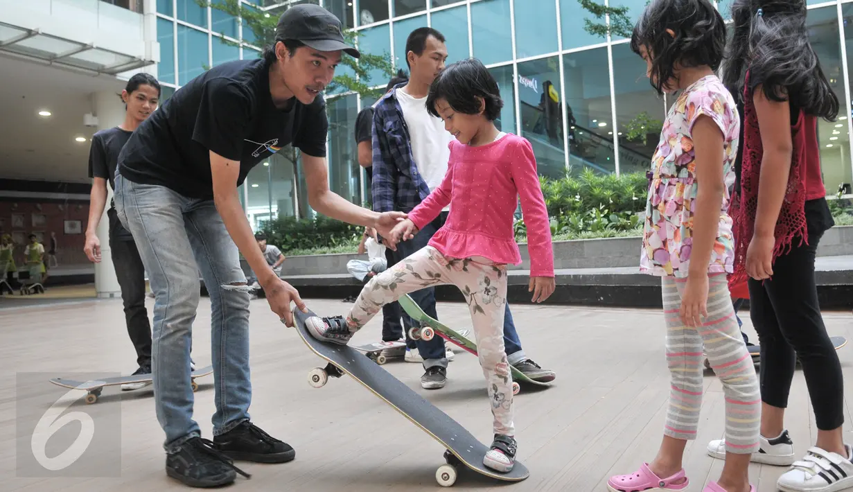 Sejumlah anak saat mengikuti skate coaching clinic di One Belpark, Fatmawati, Jakarta Selatan, Minggu (29/10). One Belpark hadirkan kegiatan skate coaching clinic dan virtual racing oleh pembalab mobil nasional. (Liputan6.com/Yoppy Renato)