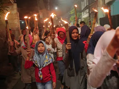 Anak-anak mengikuti pawai obor menyambut Tahun Baru Islam 1 Muharam 1439 Hijriah kawasan Cikini, Jakarta, Rabu (20/9). Tanggal 21 September menjadi awal tahun bagi penanggalan kalender 1439 Hijriah. (Liputan6.com/Faizal Fanani)