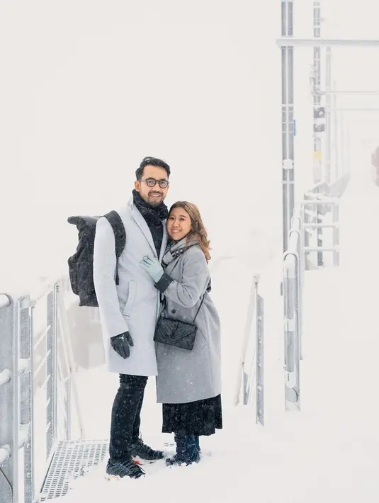 Usai berada di Italia, Kiky Saputri dan Muhammad Khairi diketahui langsung bertolak ke Swiss. Keduanya juga kompak tampil dalam busana couple bernuansa hitam dan abu-abu. (Liputan6.com/IG/@kikysaputrii)