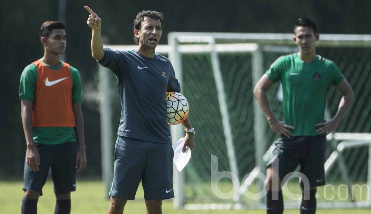 Pelatih Timnas Indonesia U-22, Luis Milla, memberikan instruksi saat latihan di Lapangan SPH Karawaci, Banten, Kamis (20/4/2017). (Bola.com/Vitalis Yogi Trisna)