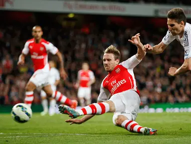 Duel panas terjadi di laga Liga Premier Inggris antara Arsenal dengan Swansea City di Emirates Stadium, Selasa (12/5/2015). Swansea City menang 1-0 atas Arsenal. (Reuters/Andrew Couldridge)