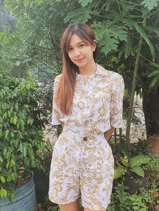 "Aku kayak mau ngepost sesuatu jadi kepikiran kalau kurang edukatif (bagaimana ya). Udah jadi duta jantung aku jadi lebih aware, gimana lihatin pola hidup aku," ujar Mikha Tambayong dalam jumpa pers virtual, Jumat (25/9/2020). (Instagram/miktambayong)