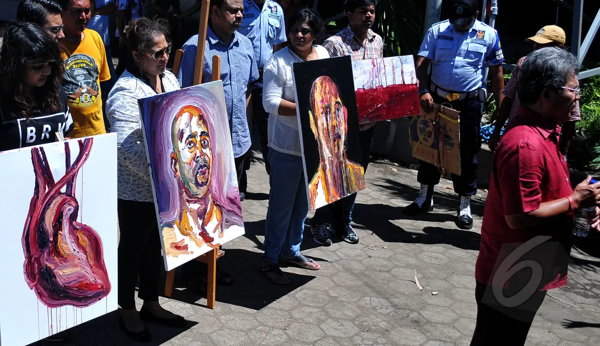 Terpidana mati asal Australia, Myuran Sukumaran membuat 4 lukisan menjelang eksekusi mati dirinya, Nusakambangan, Jawa Tengah, Selasa (28/4/2015). Lukisan tersebut sebagai kenangan-kenangan untuk keluarga Myuran Sukumaran. (Liputan6.com/Yoppy Renato)