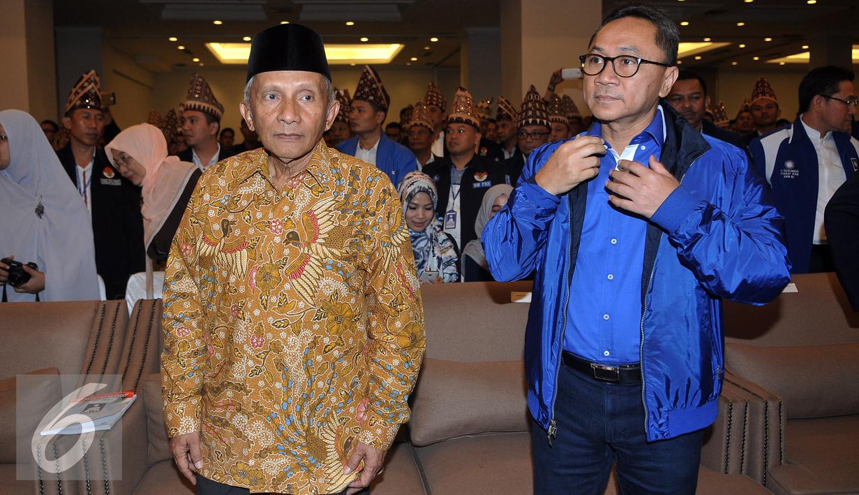Ketua Dewan Pertimbangan PAN, Amien Rais didampingi Ketua Umum DPP PAN Zulkifli Hasan saat menghadiri acara Pembukaan Kongres BM PAN di Jakarta, Sabtu, (20/8). Acara Kongres ini beragenda Pemilihan Ketua BM PAN yang baru. (Liputan6.com/Johan Tallo)