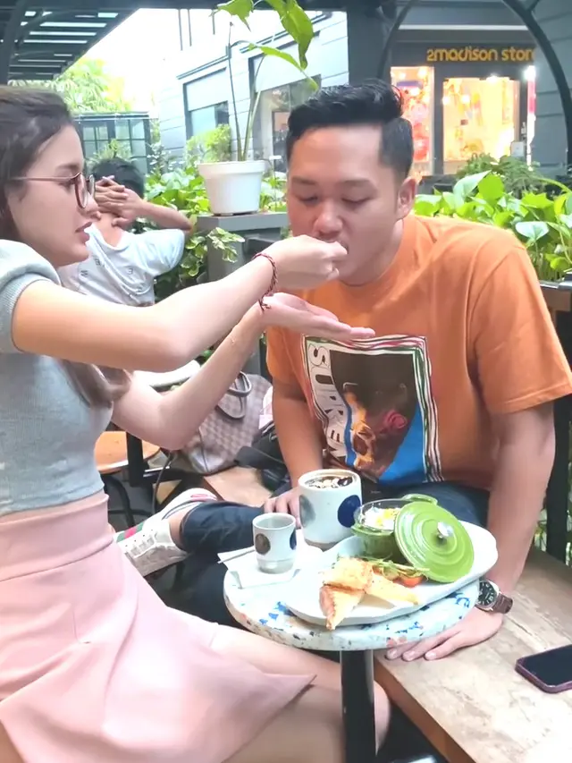 Sarah Menzel dan Azriel Hermansyah