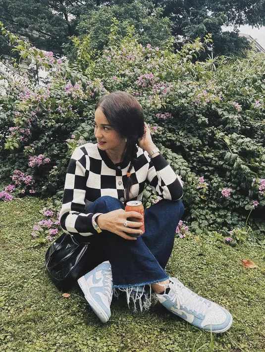 Enzy Storia tampil dengan cardigan warna hitam putih dipadukan celana denim unfinised di bagian bawah. (@enzystoria)