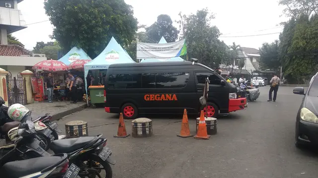 Gegana Polda Metro Jaya dan jajaran Polres Jakarta Pusat di Masjid Sunda Kelapa setelah mendapat laporan soal tas mencurigakan, Selasa (31/12/2019)