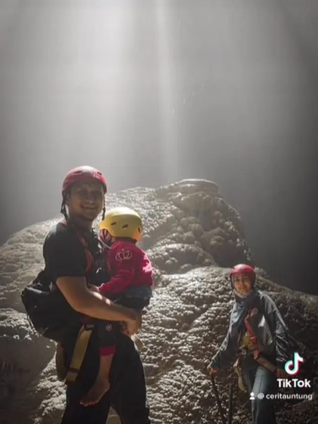 Arie Untung dan keluarga liburan ke sebuah gua (Instagram/ariekuntung)