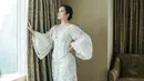 <p>Bridal robe bergaya bangsawan Eropa yang anggun dengan lengan dramatis dan gaun bodice [@monicaivena]</p>