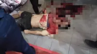 Seorang pria ditemukan tewas diduga lompat dari lantai 5 pusat perbelanjaan di medan. (Liputan6.com/ Reza Efendi)