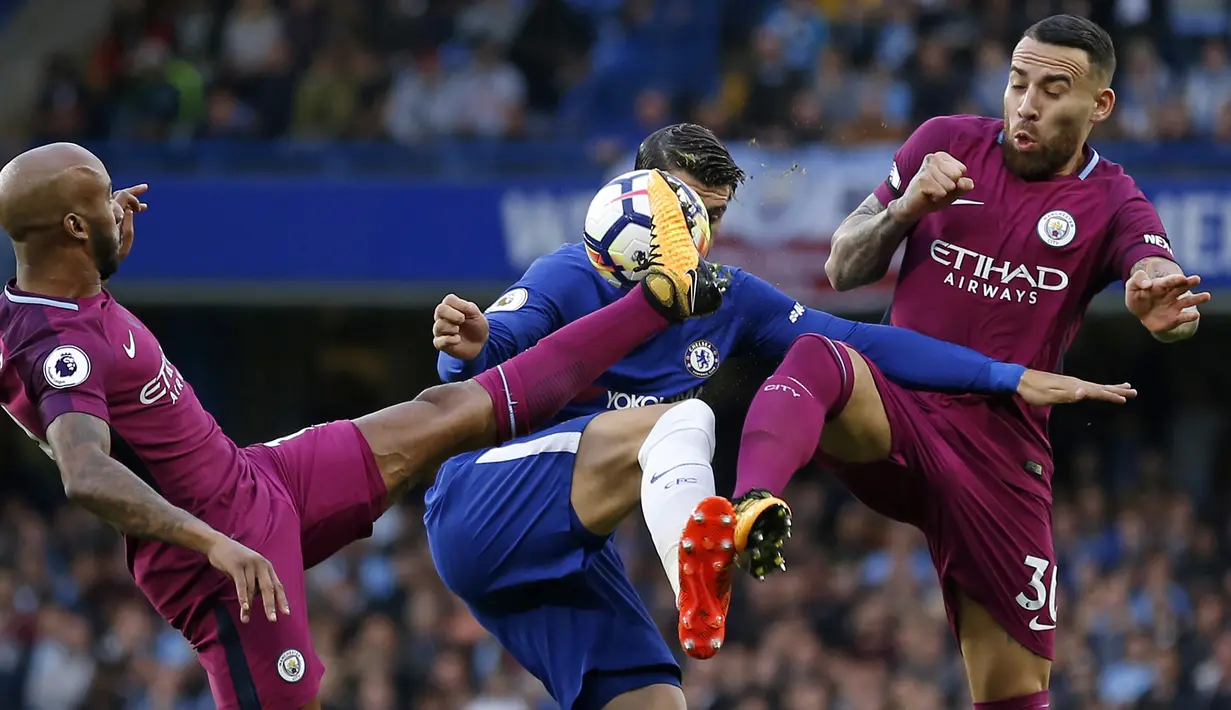 Striker Chelsea, Alvaro Morata diapit dua pemain Manchester City, Fabian Delph (kiri) dan Nicolas Otamendi (kanan) saat pertandingan Liga Inggris di Stamford Bridge, London (30/9). Manchester City berhasil menang 1-0 atas Chelsea. (AFP Photo/Ian Kington)