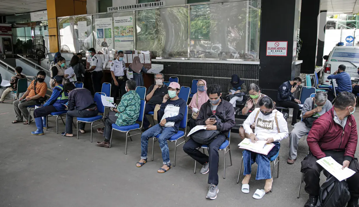 Warga antre mengurus administrasi proses turun kelas di Kantor BPJS Kesehatan Cabang Jakarta Selatan, Jumat (15/5/2020). Pemerintah akan menaikkan iuran BPJS Kesehatan pada 1 Juli 2020 menjadi Rp150.000 untuk kelas I, Rp100.000 untuk kelas II dan Rp42.000 untuk kelas III (Liputan6.com/Faizal Fanani)