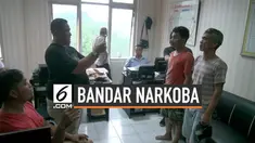 Tiga bandar narkoba kejar-kejaran dengan polisi di kawasan Petamburan, Jakarta Barat. Polisi ahirnya menangkap pelaku beserta timbangan plastik, klip, dan alat hisap.