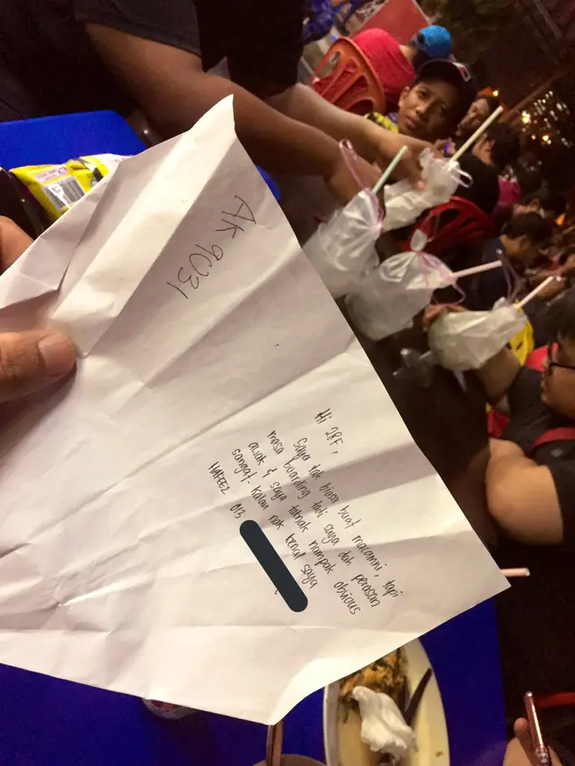 Pria Ini Kirim Surat Cinta Lewat Pramugari, Namun Ujungnya Bikin Miris