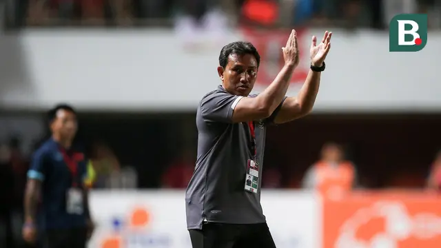 Foto: Bima Sakti dan Timnas Indonesia U-16 Kasih Kado Trofi Juara Piala AFF U-16 2022 untuk Kemerdekaan RI
