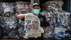 Petugas Bea Cukai Tanjung Perak menunjukkan koran dari kontainer berisi sampah asal Australia di Pelabuhan Tanjung Perak, Surabaya, Jawa Timur, Selasa (9/7/2019). Kantor Bea Cukai Tanjung Perak menindak barang impor berupa delapan kontainer sampah kertas asal Australia. (JUNI KRISWANTO/AFP)