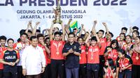 Tim bulu tangkis Jawa Tengah berjaya pada ajang Piala Presiden 2022 yang berlangsung di Gedung Olah Raga Nanggala, Cijantung, 1-6 Agustus. Mereka memastikan diri sebagai juara umum dan meraih trofi bergilir Piala Presiden untuk kali pertama. (foto: PBSI)