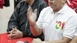 Sekretaris TKN Jokowi-Ma'ruf, Hasto Kristiyanto dan politikus PDIP Djarot Saiful Hidayat memberi keterangan saat jumpa pers, Jakarta, Selasa (29/1).Tim Nasional pasangan Jokowi-Ma'ruf memberi apresiasi kepada Liliyana Natsir. (Liputan6.com/Faizal Fanani)