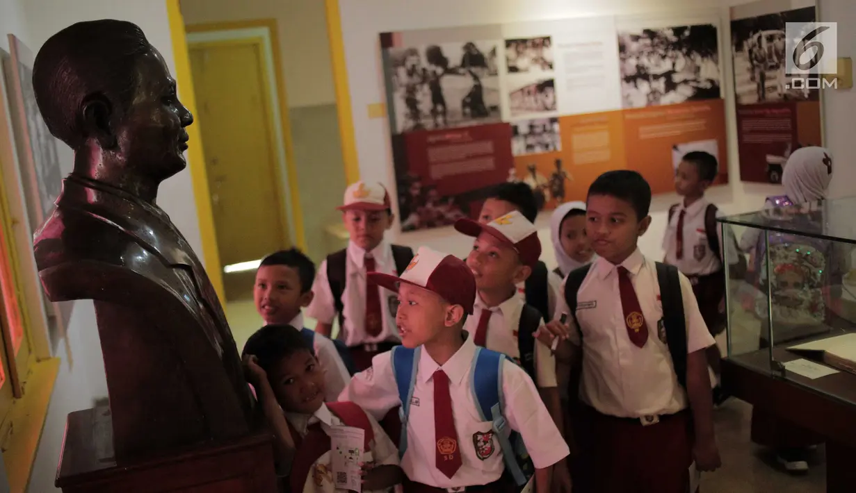 Siswa SDN Menteng Atas 05 Pagi mengamati benda bersejarah saat mengunjungi Museum Perumusan Naskah Proklamasi, Jakarta, Selasa (20/8/2019). Kunjungan tersebut merupakan bentuk pendidikan sekaligus pengenalan sejarah perjuangan Bangsa Indonesia sejak usia dini. (Liputan6.com/Faizal Fanani)