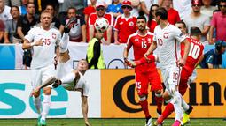 Pemain Polandia, Kamil Grosicki, melakukan tendangan salto ke arah gawang Swiss pada babak 16 besar Piala Eropa 2016 di Stade Geoffroy-Guichard, Saint-Etienne, (25/6/2016). (Reuters/Jason Cairnduff)