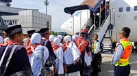 Keberangkatan jemaah calon haji dari Bandara Pekanbaru ke Embarkasi Batam. (Liputan6.com/M Syukur)