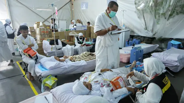 Jemaah haji di posko Kesehatan Haji di Arafah
