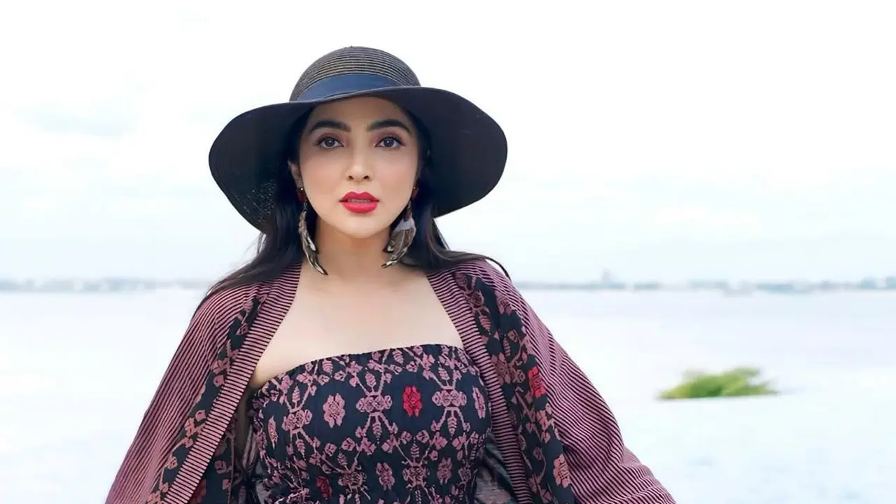 Gaya Turis Modis dari Ashanty Saat Liburan ke Bali, Pakai Wastra Modern dari Brand Lokal Kesayangannya