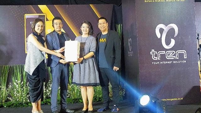 Martin Carter bersama Allia Rosa saat soft launching modem Tren di kawasan Ancol, Jakarta Utara.