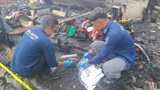 Polisi menginvestigasi kasus pembakaran rumah wartawan Rico Sempurna Pasaribu di jalan Nabung Surbakti, Kabupaten Tanah Karo. (Merdeka.com/Bachtiarudin Alam)